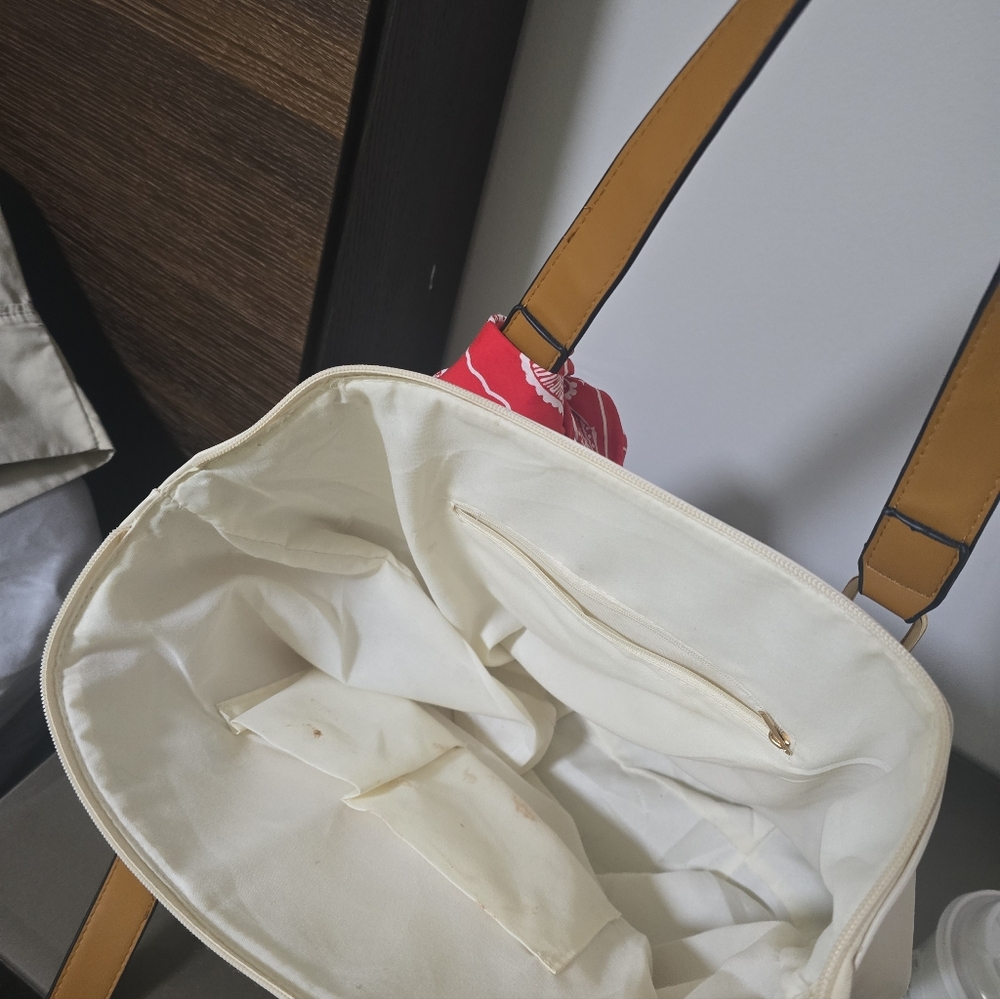 Elegant Cream Handbag with Brown Accent - Picture 6 of 10